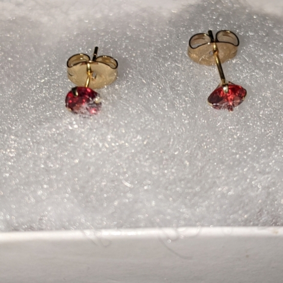 10k Yellow Gold, 4mm Garnet Stud Earrings - Picture 5 of 9
